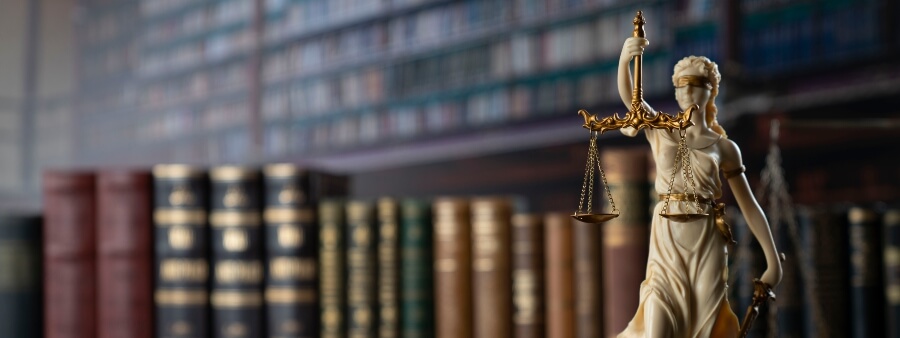 Livros de Direito: símbolo da justiça e livros ao fundo