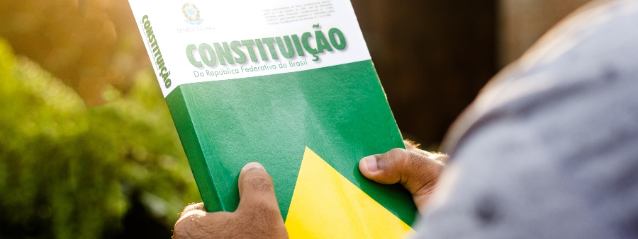 Aniversário da Constituição: Homem com constituição