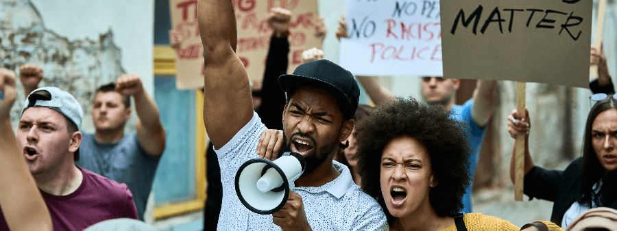 Racismo estrutural: fotografia de um grupo de pessoa antirracistas protestando.