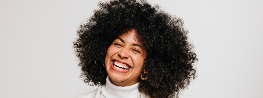 Dia Internacional da Felicidade: imagem de mulher sorrindo