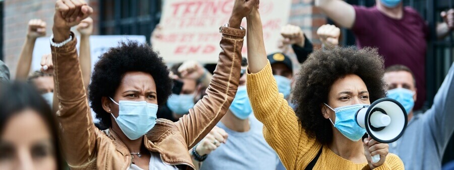 Discriminação racial: imagem de pessoas negras em protesto