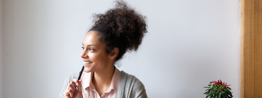 Leia mulheres: imagem de mulher negra sorrindo