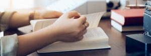 Livros de direito civil: mãos femininas folheando livro