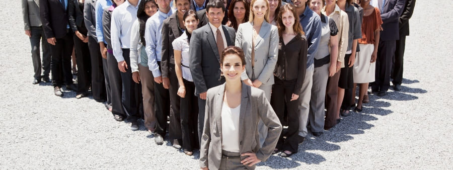 tipos de liderança: imagem de mulher em frente a time de colaboradores