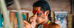 Povos indígenas no Brasil: imagem de indígena fazendo pintura facial