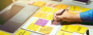 plano de marketing: mão escrevendo em post it