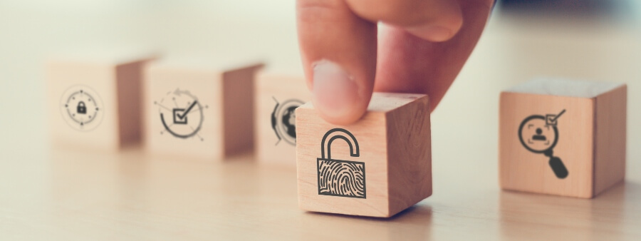 proteção de dados pessoais: imagem de mão segurando bloquinho com cadeado desenhado