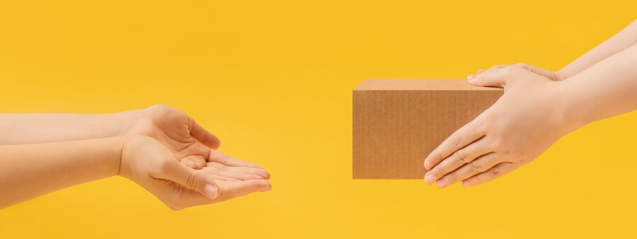 Direito de Arrependimento: mãos entregando caixa