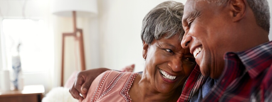 direito previdenciário: casal de idosos sorrindo