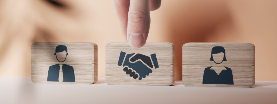 mediação arbitragem e conciliação: imagem de mão unindo blocos com desenho de aperto de mãos