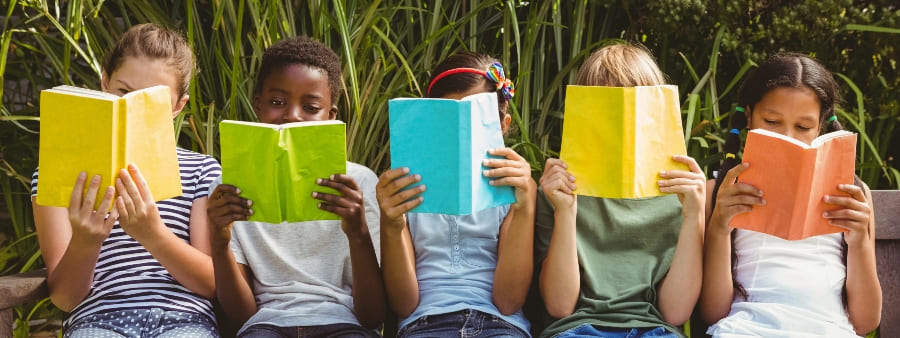 Mundo benvirá: crianças sentadas lendo