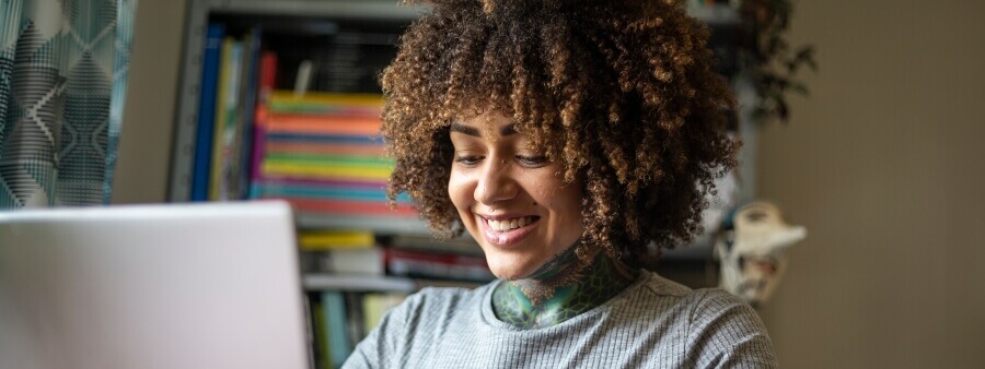 português jurídico: mulher sorrindo ao estudar