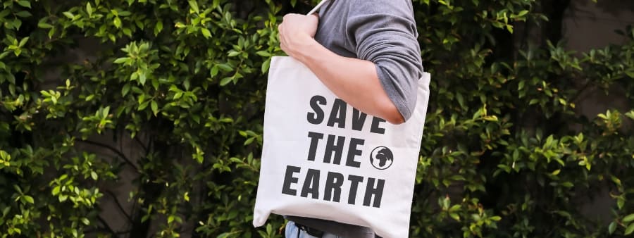 consumo consciente: pessoa carregando sacola ecológica
