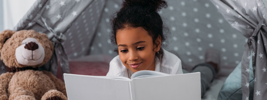 Dia das Crianças: criança lendo livro