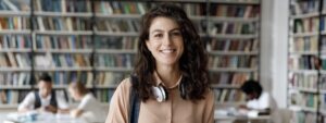 dia do estagiário: estagiária sorrindo em biblioteca