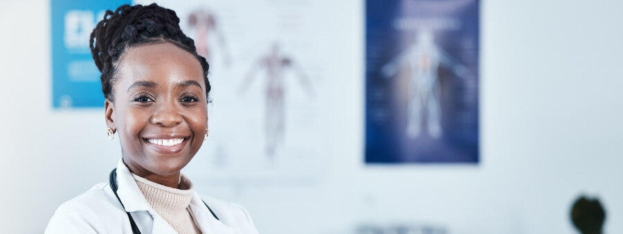 Dia Nacional de Mobilização Pró-Saúde da População Negra: médica negra em consultório