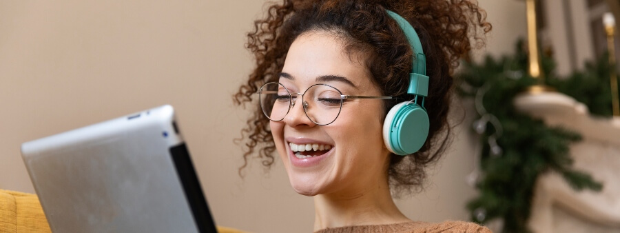 audible: mulher sorrindo com fones de ouvindo