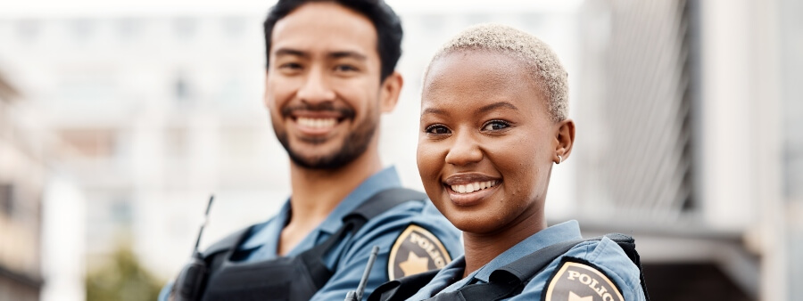 delegado de polícia: dois policiais sorrindo