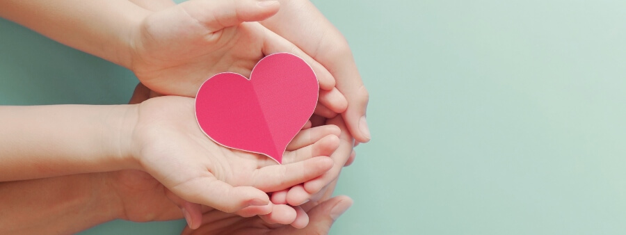 Dia da Gratidão: mãos segurando coração de papel