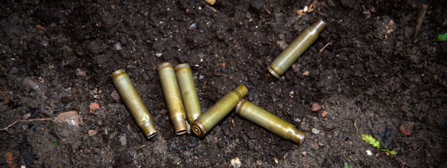O que é genocídio: imagem de balas de arma ao chão
