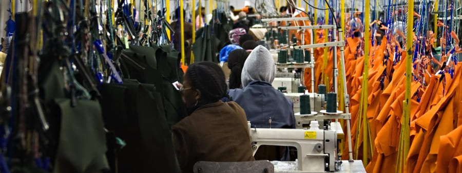 Trabalho escravo: costureiras amontoadas em fábrica