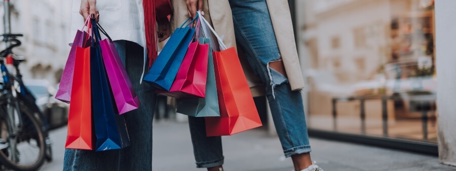 Código de Defesa do Consumidor: pessoas segurando sacolas de compras
