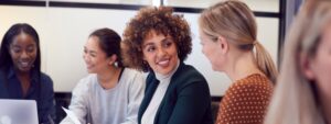 diversidade e inclusão nas empresas: colegas de trabalho conversando em escritório