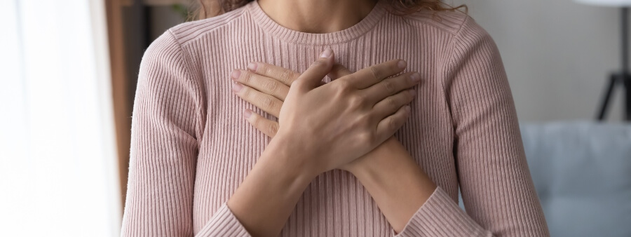 Coaching emocional: mulher jovem com mãos sobre o peito