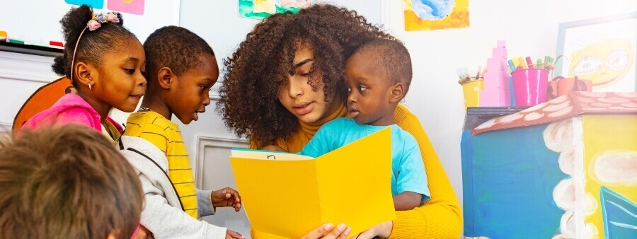 Dia do Contador de Histórias: professora infantil lendo livro para crianças