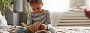 Dia Nacional do Livro Infantil: criança lendo em quarto