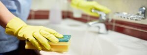 Lei do Empregado Doméstico: pessoa limpando pia