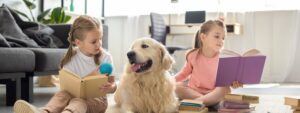 Animais na educação infantil: crianças lendo livros ao lado de cachorro