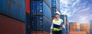 legislação aduaneira: trabalhador próximo a containers