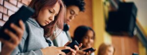 nativos digitais: adolescentes com celulares em escola