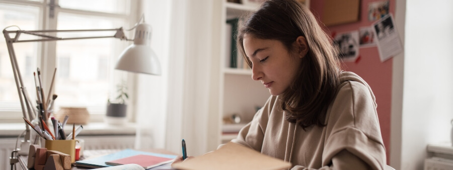 repescagem oab: jovem estudando em casa