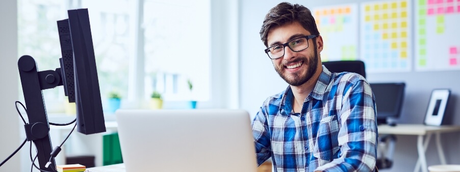 TSE unificado: homem jovem sorrindo em mesa de estudos