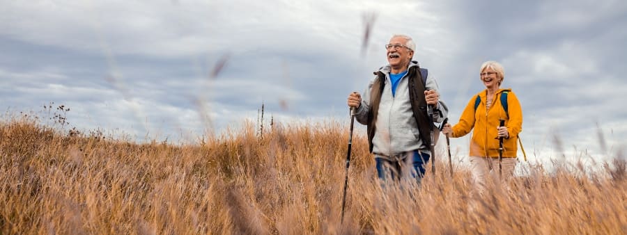 zonas azuis: idosos fazendo caminhada