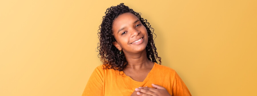 como surgiu o setembro amarelo: mulher jovem sorrindo