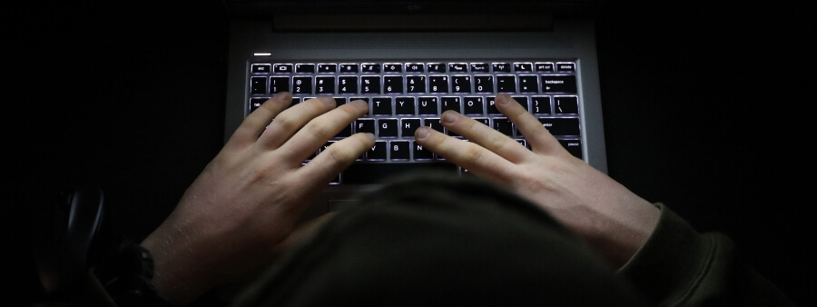 crime de stalking: homem digitando em teclado