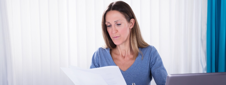 dosimetria da pena: mulher lendo documento