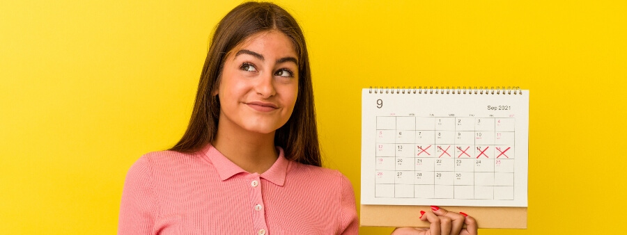 calendário oab 2025: mulher jovem segurando calendário