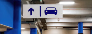 vagas de garagem para PCDs e idosos no condomínio: placa de estacionamento