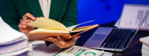 Melhores livros de administração: pessoa folheando caderno