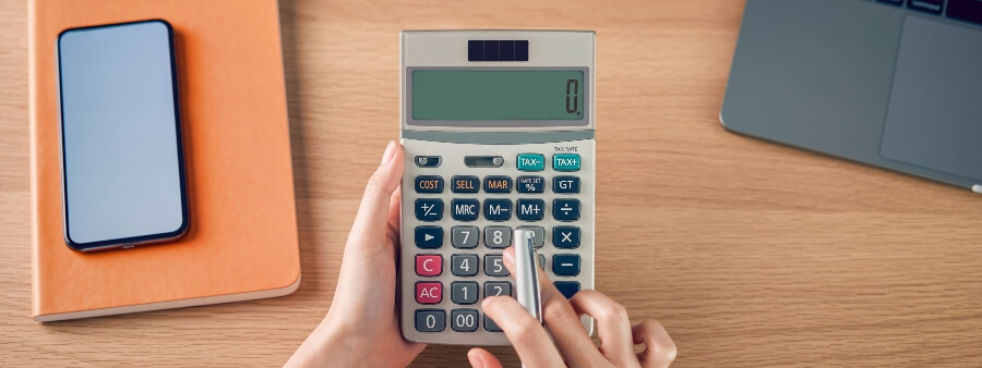 Condôminos inadimplentes: pessoa usando calculadora