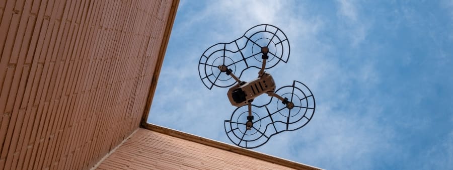 Drone em condomínio: imagem de drone sobrevoando área comum