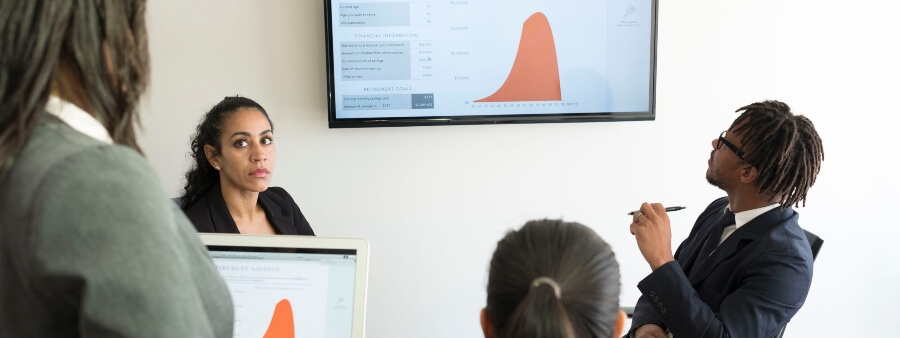 Como calcular o valuation de uma empresa: profissionais em reunião