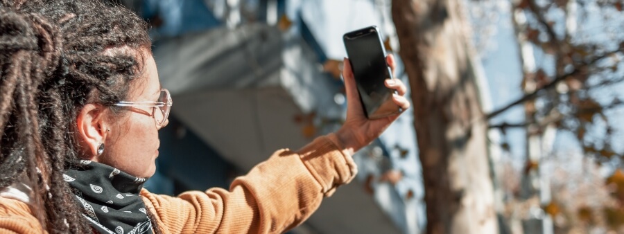doenças que o uso excessivo do celular pode causar: jovem tirando selfie