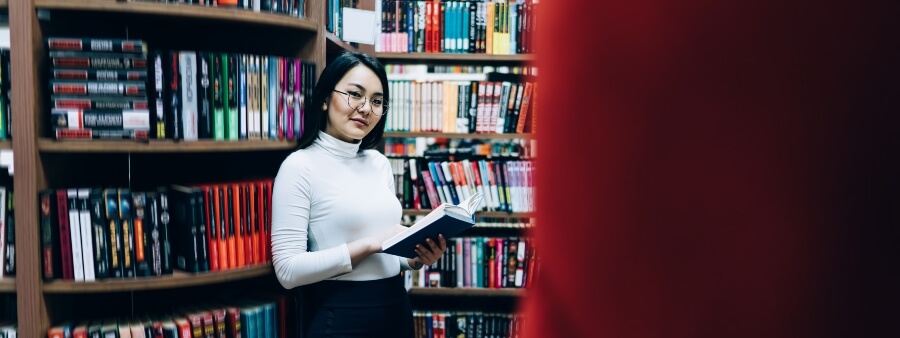 melhores livros de filosofia: mulher em biblioteca