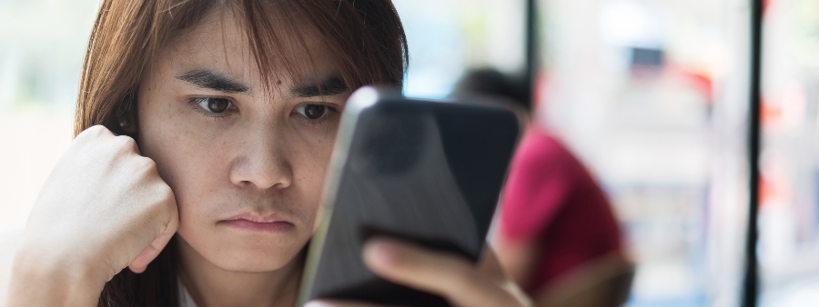 Nomofobia: pessoa entediada usando o celular