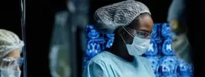 Enamed: médica em sala de cirurgia